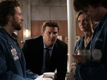 Jack Hodgins (TJ Thyne), Seeley Booth (David Boreanaz), Temperance Brennan (Emily Deschanel) et Zack Addy (Eric Millegan)