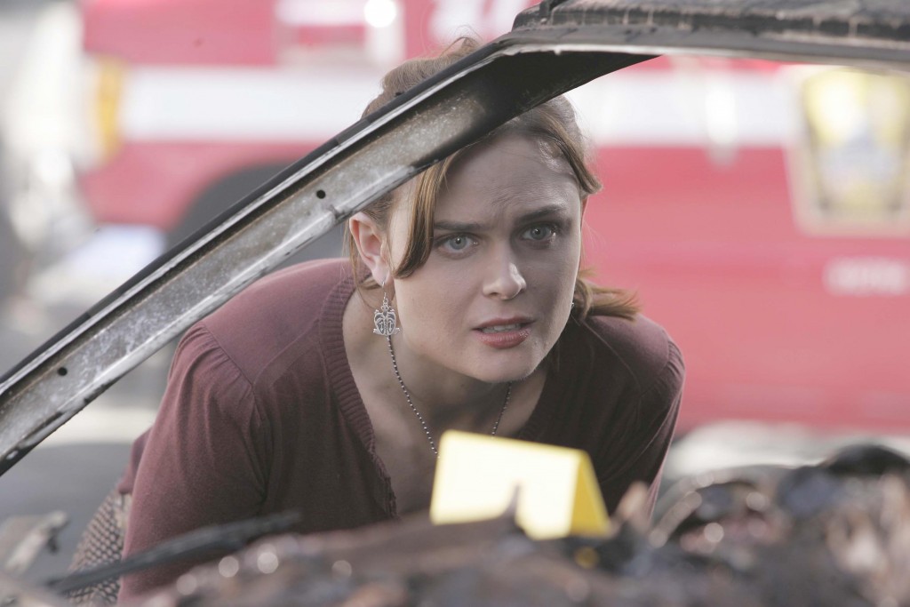 Temperance Brennan (Emily Deschanel) regarde la voiture et le corps