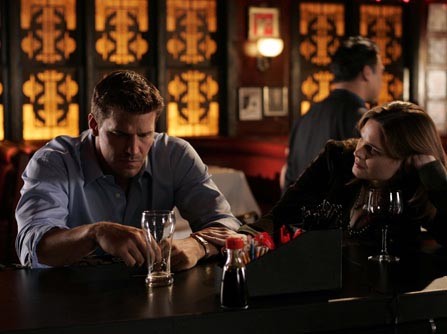 Temperance Brennan (Emily Deschanel) retrouve Seeley Booth (David Boreanaz) au bar