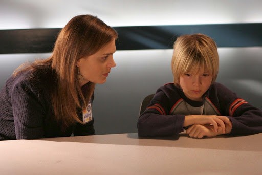 Temperance Brennan (Emily Deschanel) et le jeune garçon