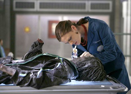 Temperance Brennan (Emily Deschanel) examine la 
