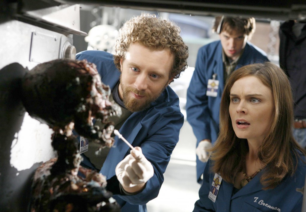 Jack Hodgins (TJ Thyne) et Temperance Brennan (Emily Deschanel) devant le corps dans le frigo