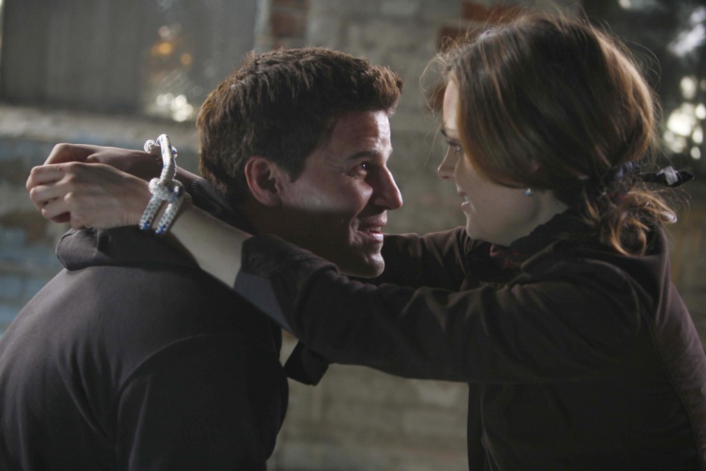 Seeley Booth (David Boreanaz) sauve Temperance Brennan (Emily Deschanel) de son bourreau