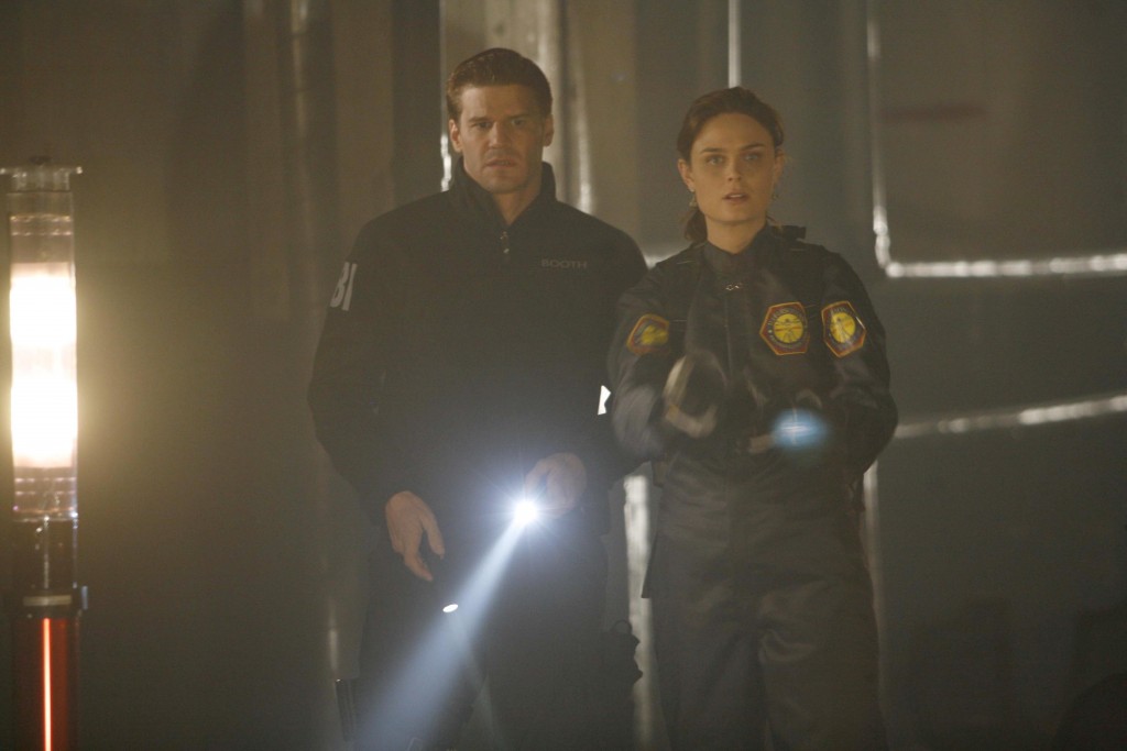 Seeley Booth (David Boreanaz) et Temperance Brennan (Emily Deschanel) dans les tunnels