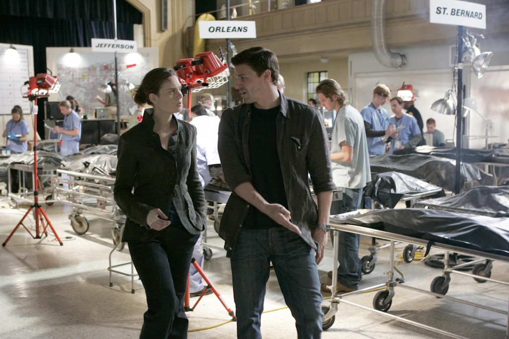 Temperance Brennan (Emily Deschanel) et Seeley Booth (David Boreanaz) à la morgue
