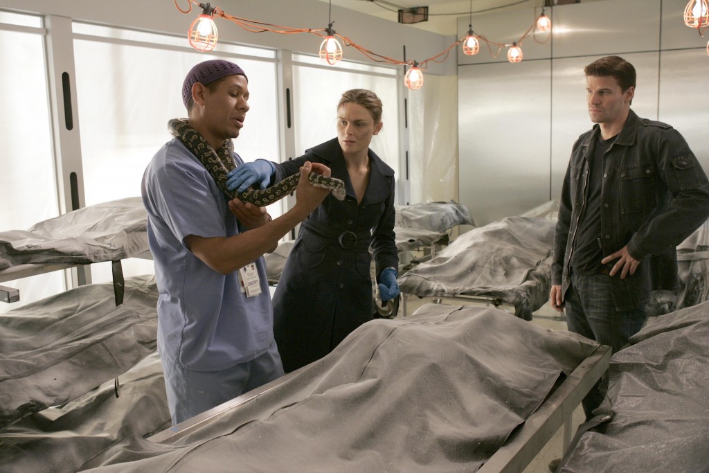 Un médecin, Temperance Brennan (Emily Deschanel) et Seeley Booth (David Boreanaz) à la morgue