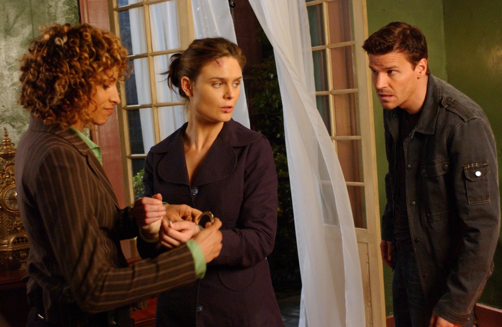 Temperance Brennan (Emily Deschanel) se fait arrêter devant Seeley Booth (David Boreanaz)