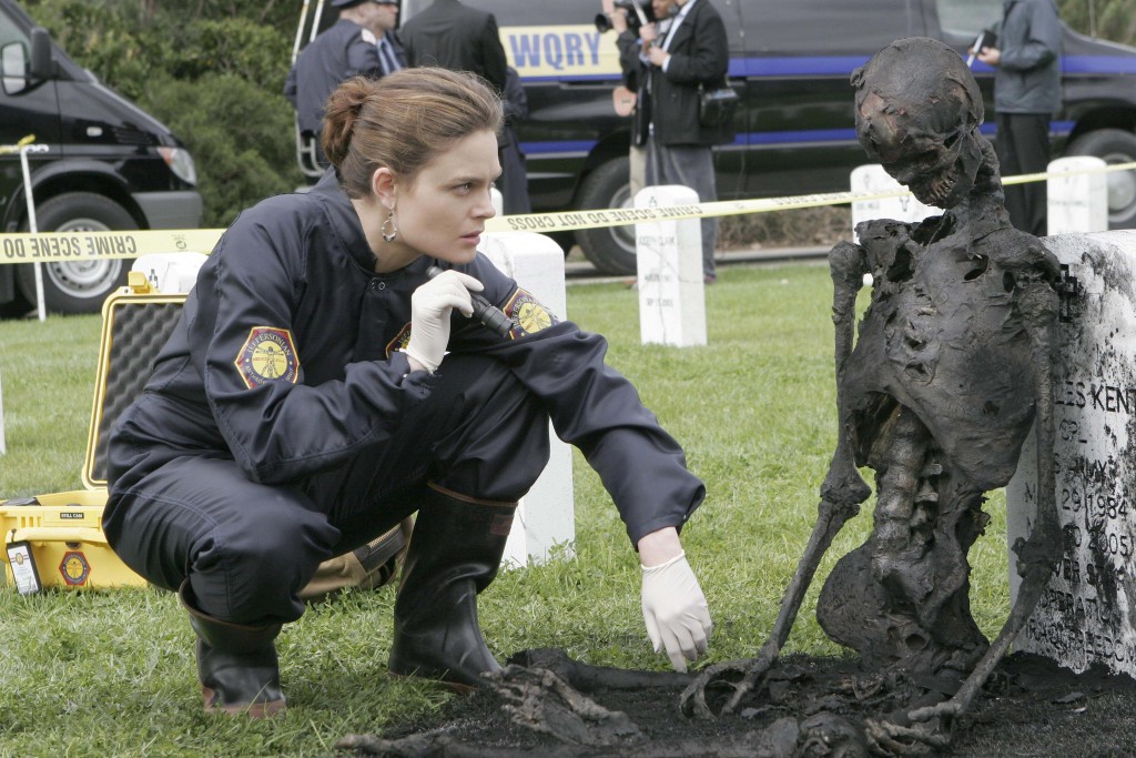 Temperance Brennan (Emily Deschanel) se penche sur le corps calciné