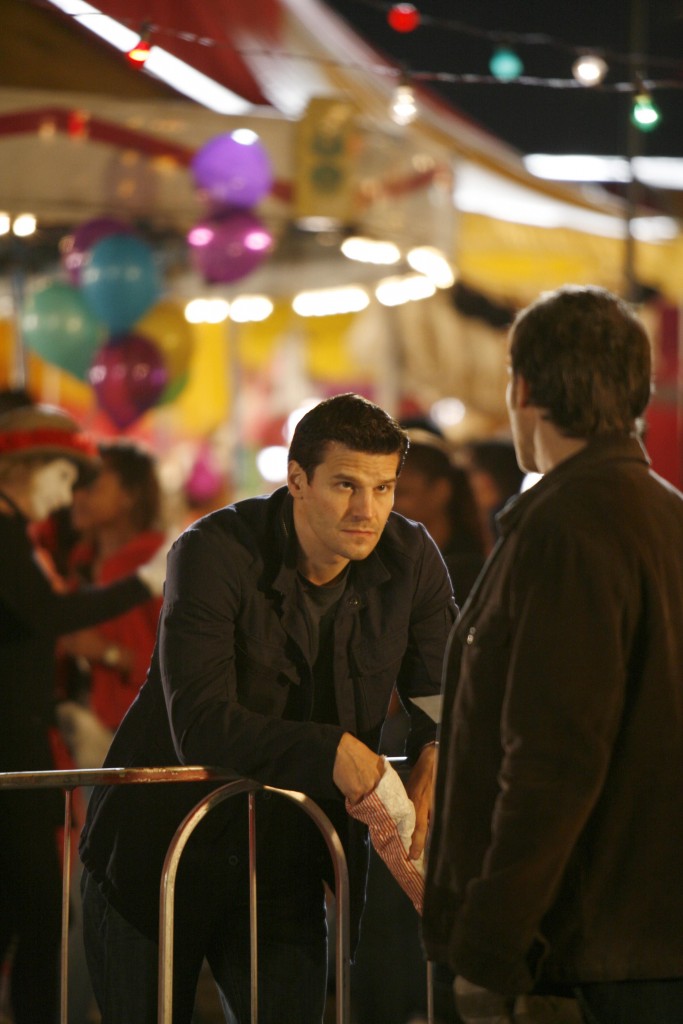 Seeley Booth (David Boreanaz) vient parler à Russ Brennan (Loren Dean)