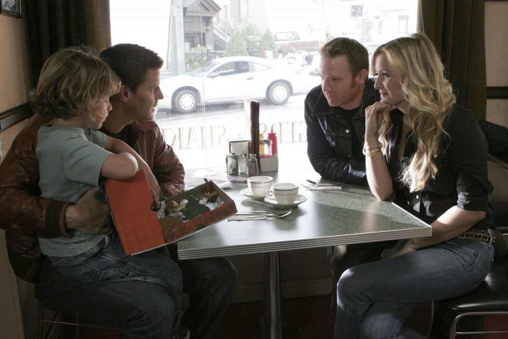 Seeley Booth (David Boreanaz), Parker Booth (Ty Panitz), Rebecca (Jessica Capshaw) et l'ami de ce dernier