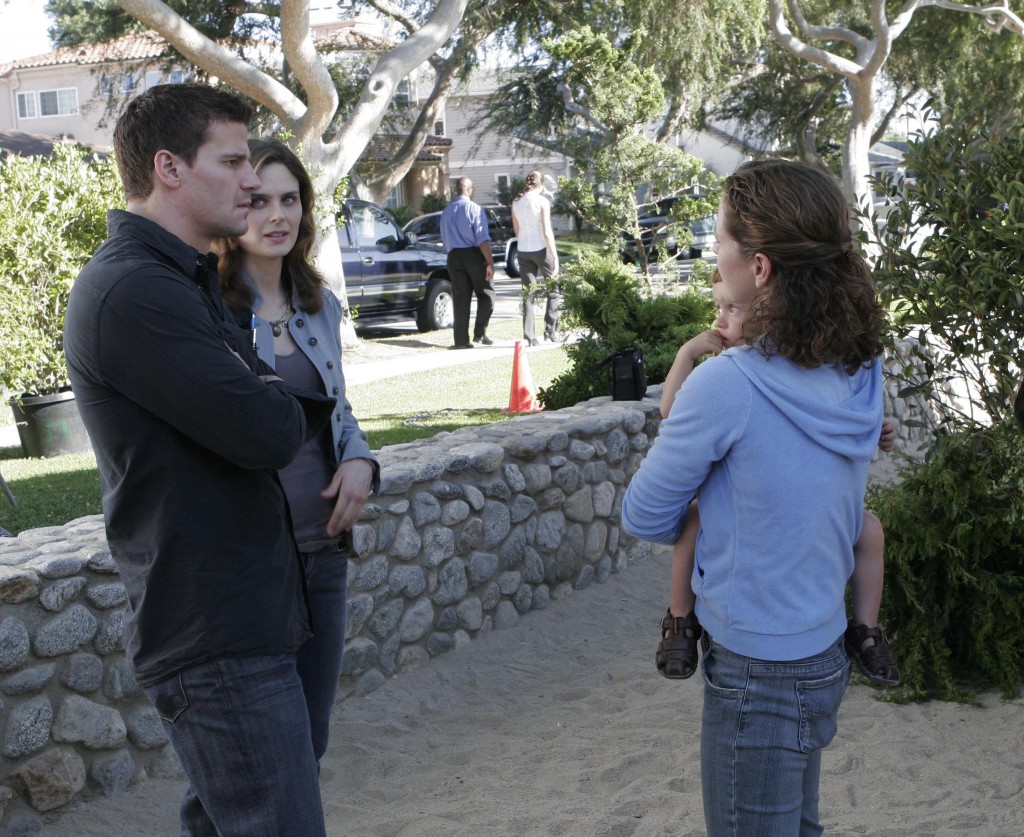 Seeley Booth (David Boreanaz) et Temperance Brennan (Emily Deschanel) interrogent une femme