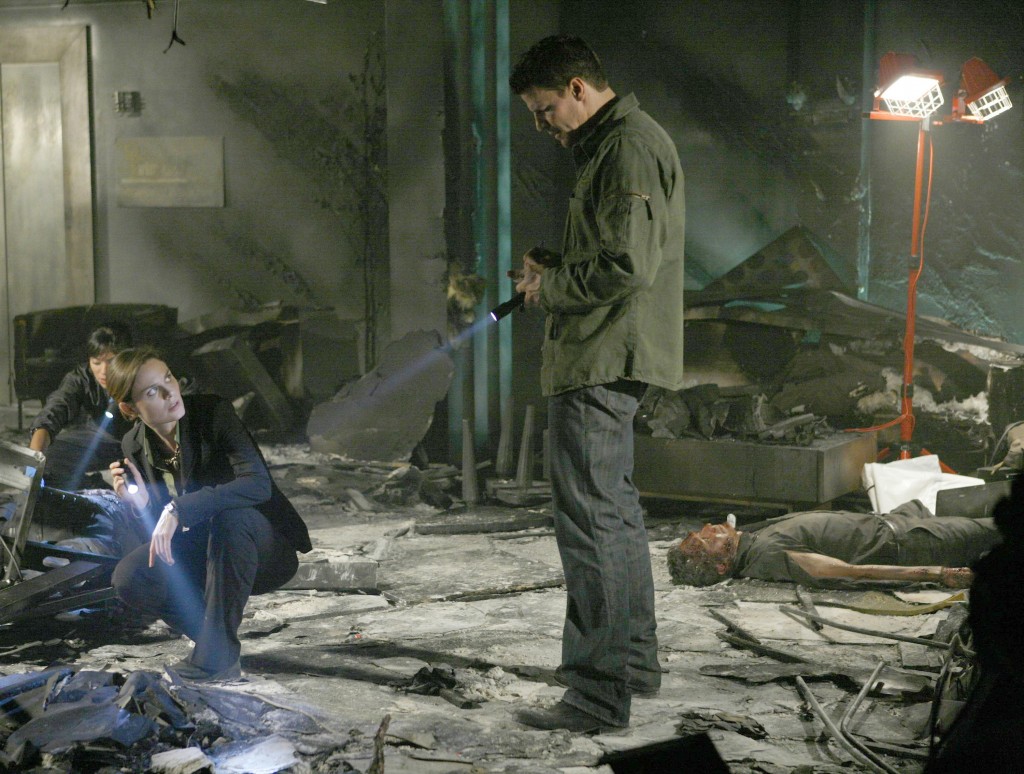 Temperance Brennan (Emily Deschanel) et Seeley Booth (David Boreanaz) sur les lieux de l'explosion