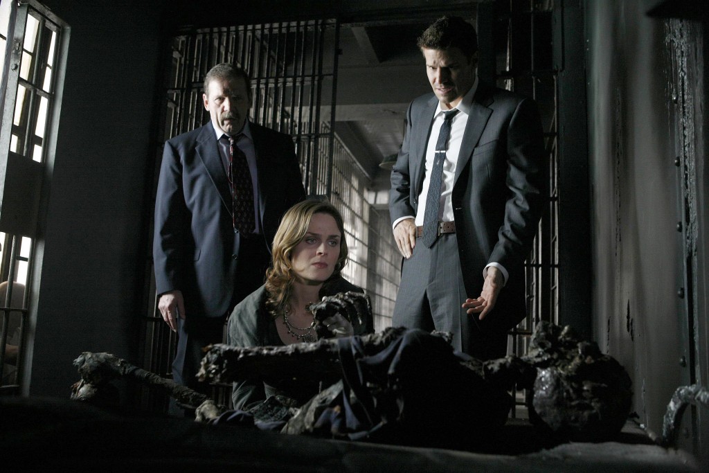 Seeley Booth (David Boreanaz) et Temperance Brennan (Emily Deschanel) devant le corps à la prison