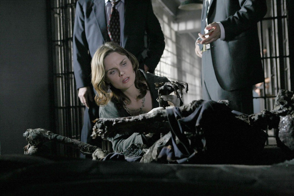 Temperance Brennan (Emily Deschanel) se penche sur le corps calciné