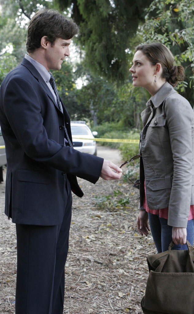 Tim Sullivan (Eddie McClintock) rencontre Temperance Brennan (Emily Deschanel)