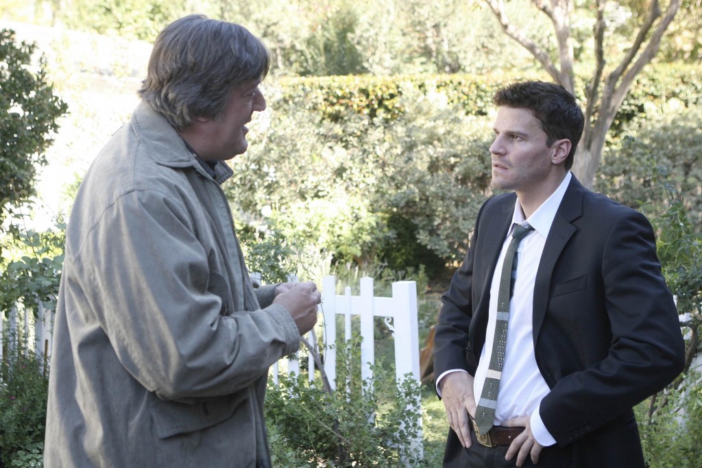 Gordon Wyatt (Stephen Fry) et Seeley Booth (David Boreanaz)