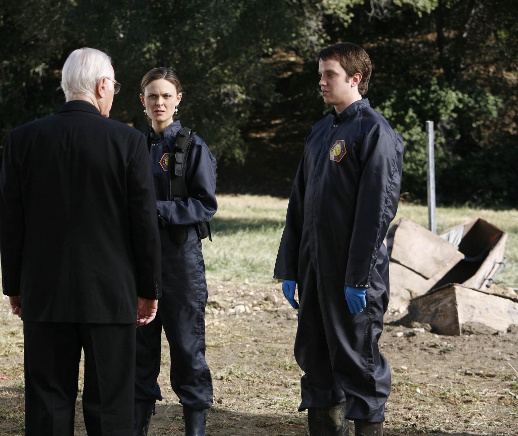 Temperance Brennan (Emily Deschanel) et Zack Addy (Eric Millegan) parlent avec le prêtre