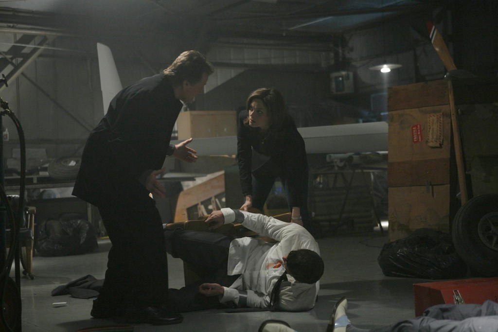 Max Keenan (Ryan O'Neal) et Temperance Brennan (Emily Deschanel) sauvent Seeley Booth (David Boreanaz)