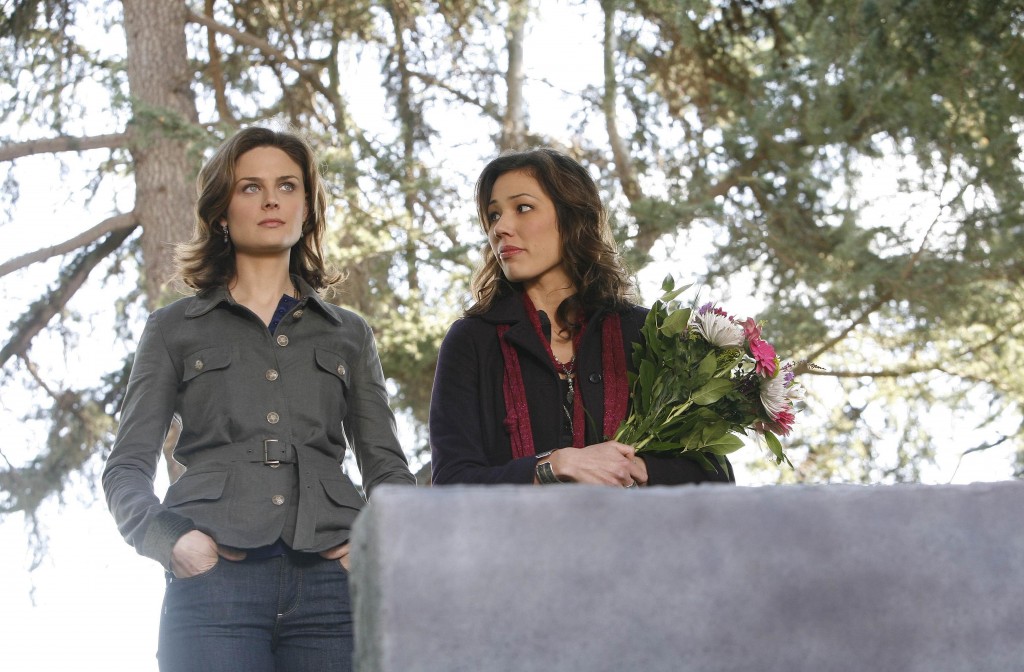 Temperance Brennan (Emily Deschanel) et Angela Montenegro (Michaela Conlin) au cimetière