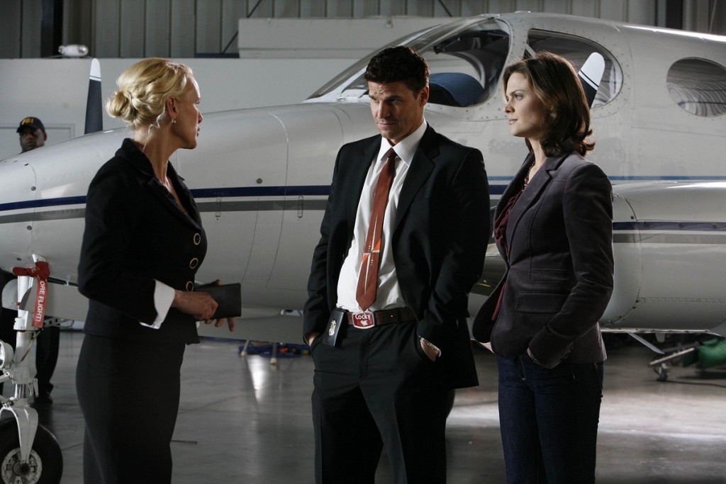 Seeley Booth (David Boreanaz) et Temperance Brennan (Emily Deschanel) interrogent une femme