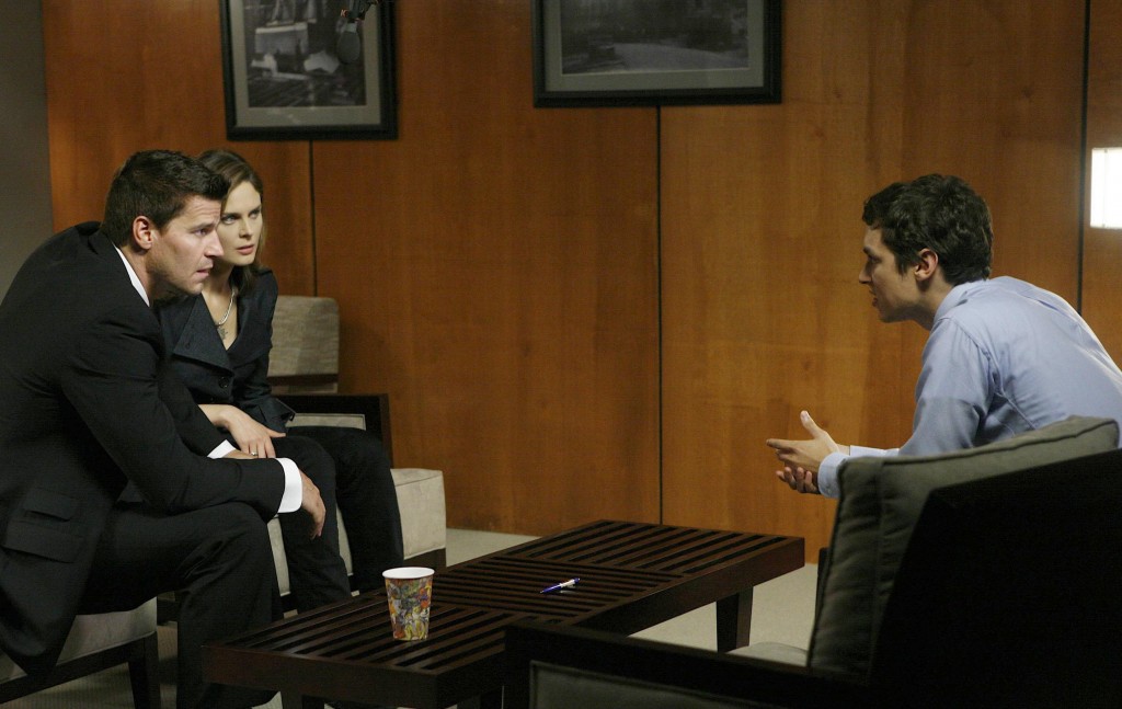 Seeley Booth (David Boreanaz) et Temperance Brennan (Emily Deschanel) dans le bureau de Lance Sweets (John Francis Daley)