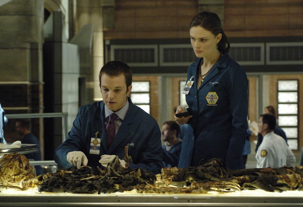 Zack Addy (Eric Millegan) et Temperance Brennan (Emily Deschanel) inspectent le squelette