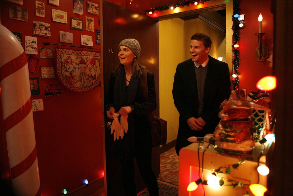 Temperance Brennan (Emily Deschanel) et Seeley Booth (David Boreanaz) entrent dans l'appartement