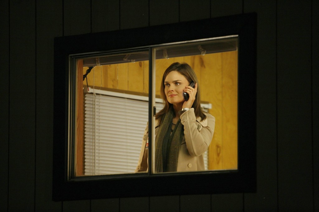Temperance Brennan (Emily Deschanel) à la fenêtre