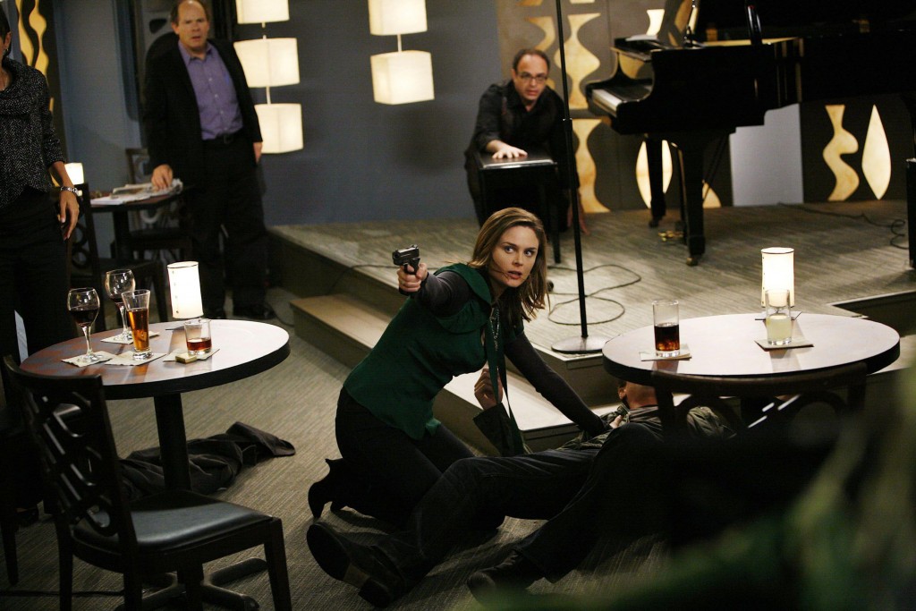 Temperance Brennan (Emily Deschanel) au sol près de Seeley Booth (David Boreanaz)