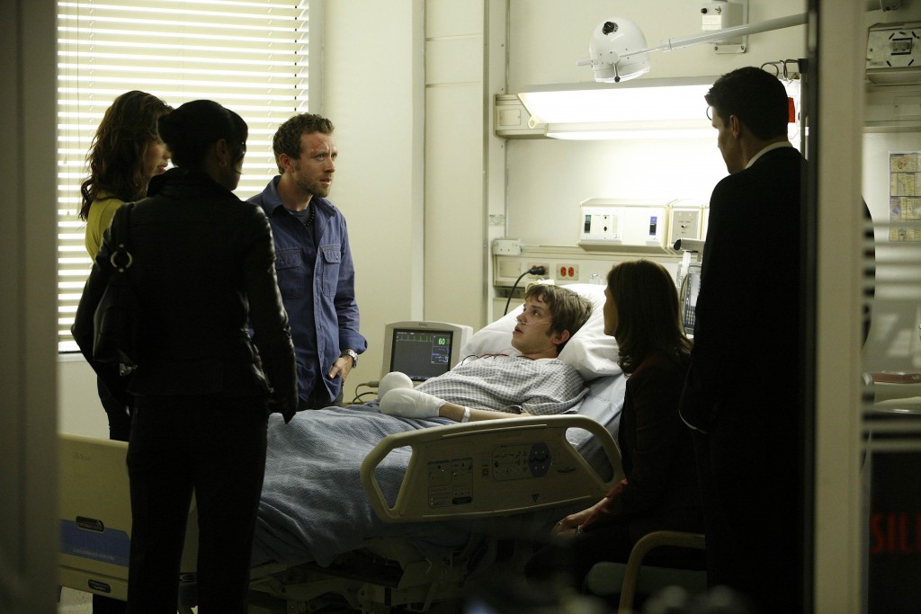 Les fouines autours de Zack Addy (Eric Millegan) à l'hôpital