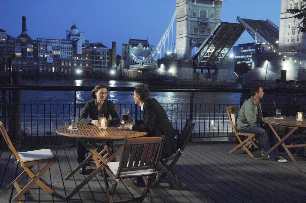 Temperance Brennan (Emily Deschanel) et Seeley Booth (David Boreanaz) devant le pont qui s'ouvre