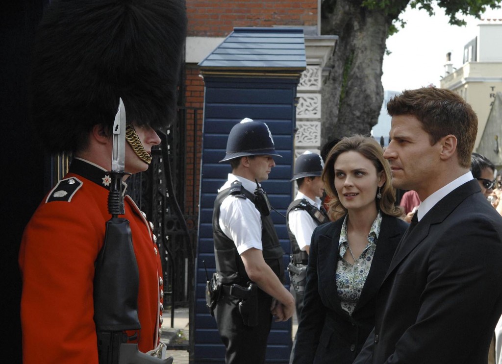 Temperance Brennan (Emily Deschanel) et Seeley Booth (David Boreanaz) devant un garde
