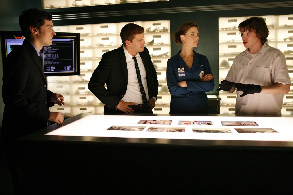 Lance Sweets (John Francis Daley), Seeley Booth (David Boreanaz), Temperance Brennan (Emily Deschanel) et Zack Addy (Eric Millegan)