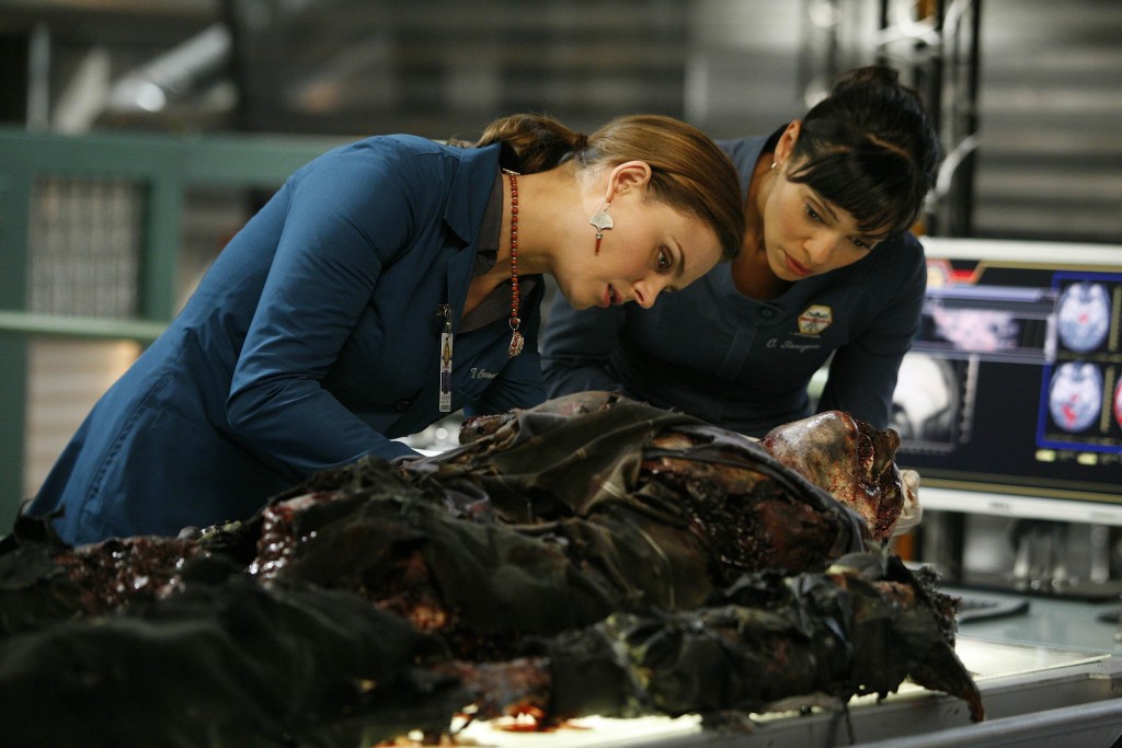 Temperance Brennan (Emily Deschanel) et Camille Saroyan (Tamara Taylor) devant un corps