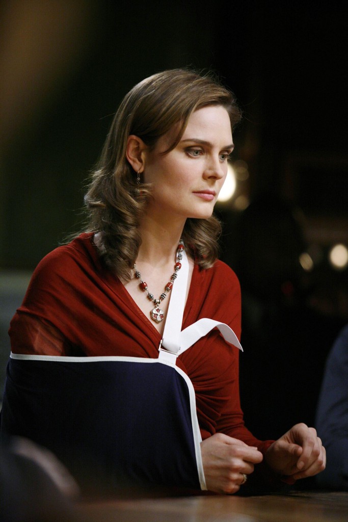 Temperance Brennan (Emily Deschanel) le bras en écharpe