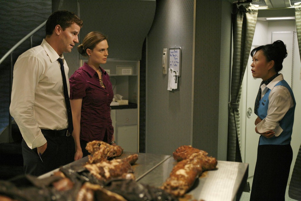 Seeley Booth (David Boreanaz), Temperance Brennan (Emily Deschanel) et un personnel d'équipage