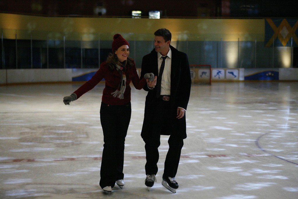 Temperance Brennan (Emily Deschanel) et Seeley Booth (David Boreanaz) sur la glace