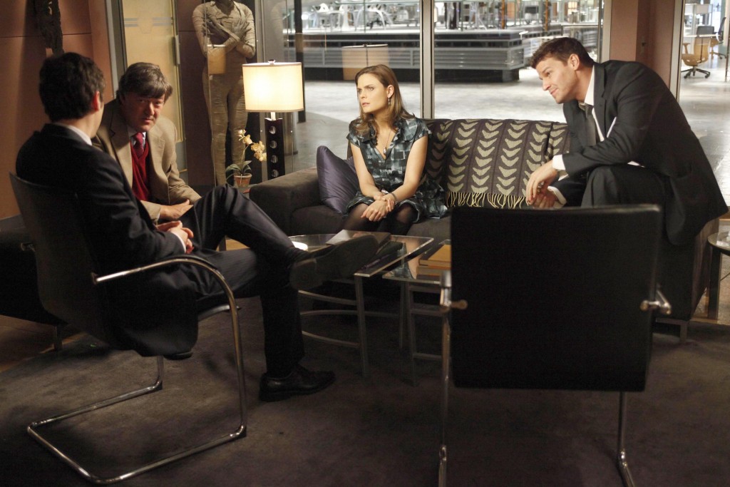 Sweets et Gordon avec Booth et Brennan dans le bureau de Brennan