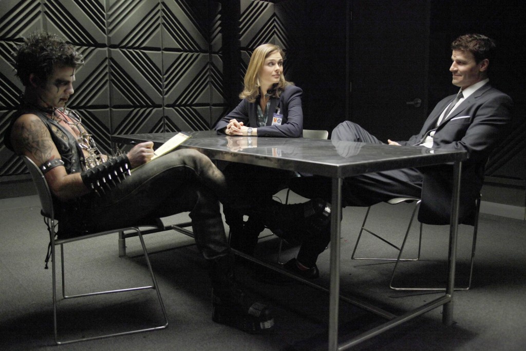 Temperance Brennan (Emily Deschanel) et Seeley Booth (David Boreanaz) en salle d'interrogatoire