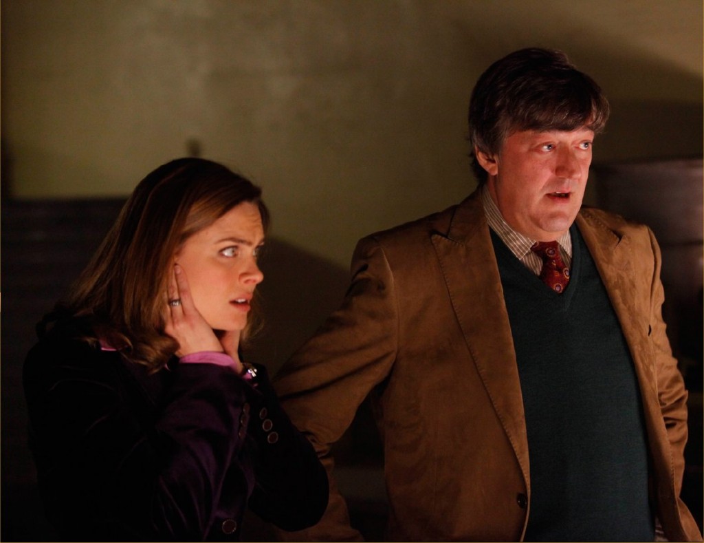 Temperance Brennan (Emily Deschanel) et Gordon Wyatt (Stephen Fry)