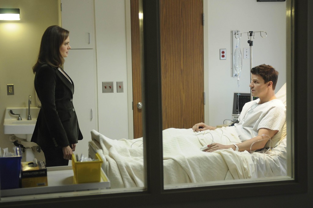 Temperance Brennan (Emily Deschanel) au chevet de Seeley Booth (David Boreanaz)