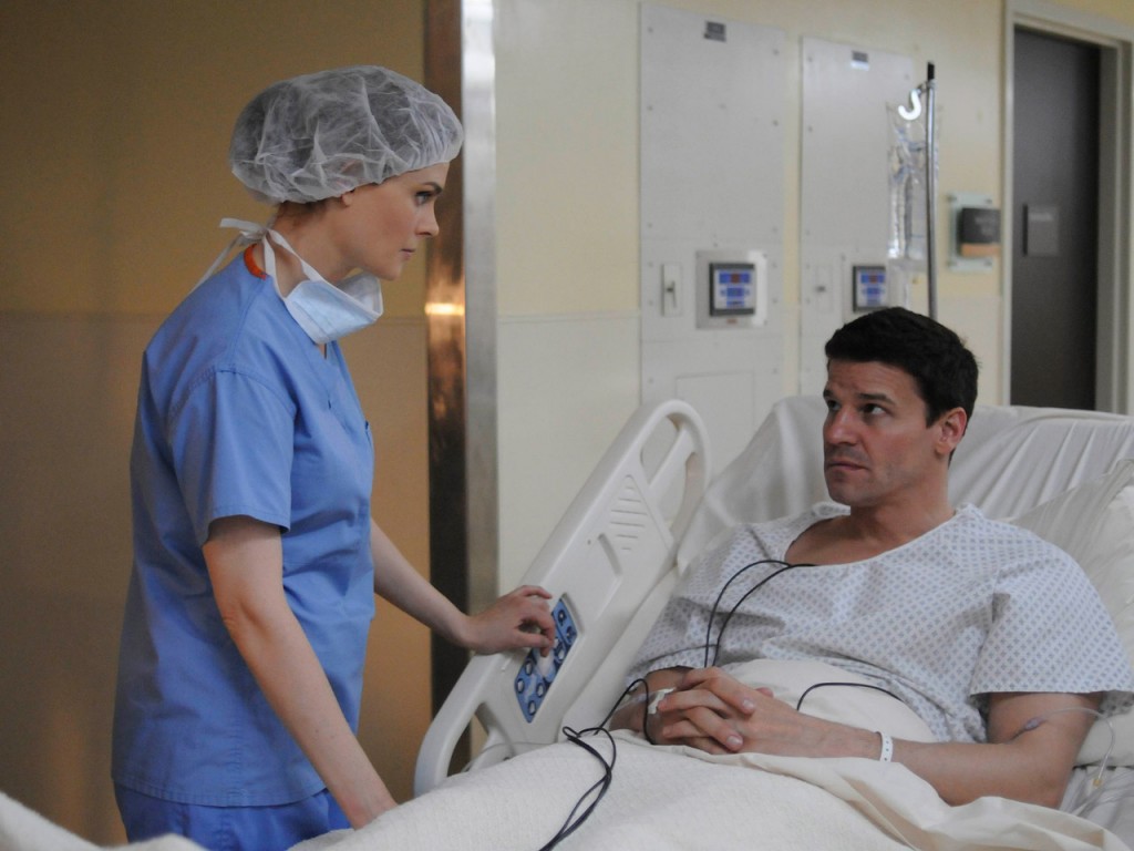 Temperance Brennan (Emily Deschanel) et Seeley Booth (David Boreanaz) à l'hôpital
