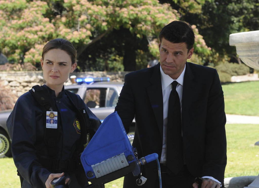 Temperance Brennan (Emily Deschanel) et Seeley Booth (David Boreanaz) scannent le sol
