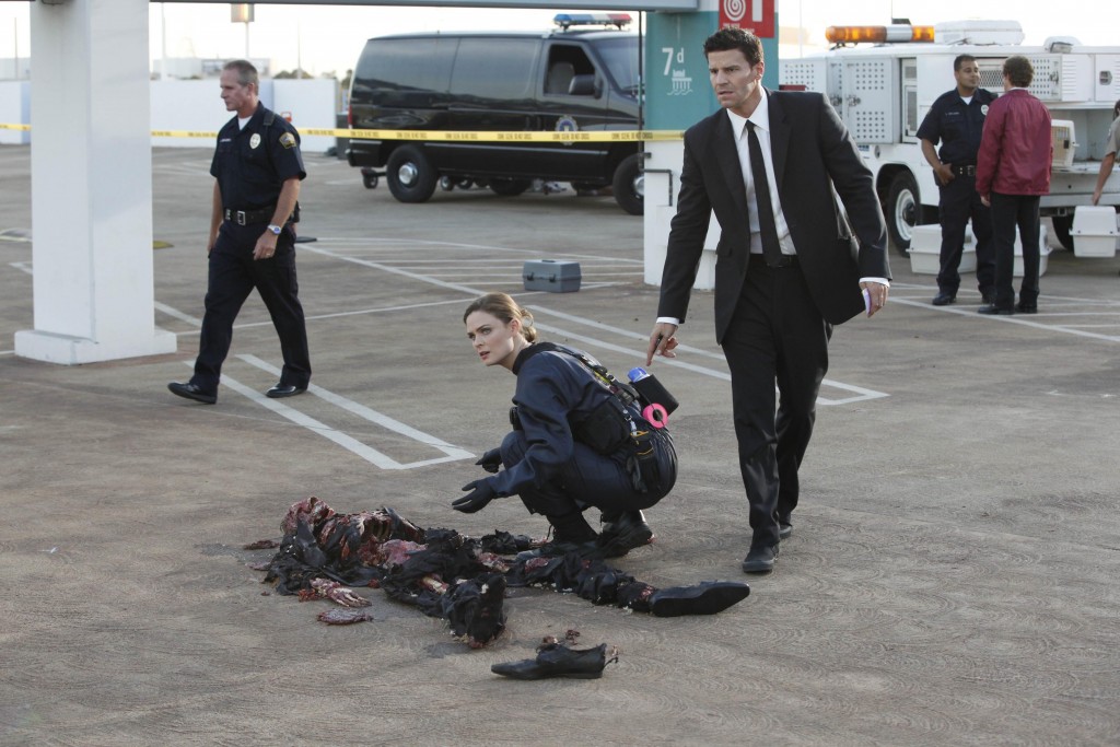 Seeley Booth (David Boreanaz) et Temperance Brennan (Emily Deschanel) devant le corps