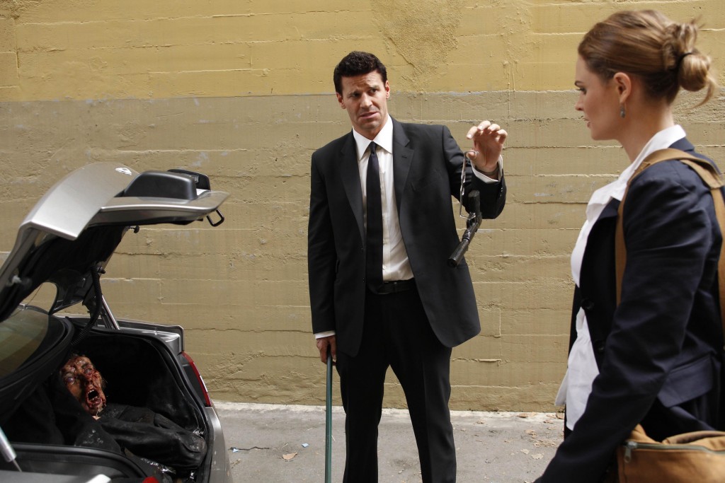 Seeley Booth (David Boreanaz) et Temperance Brennan (Emily Deschanel) devant le coffre
