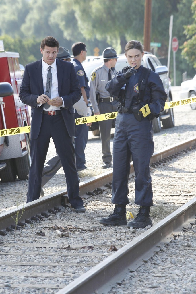 Seeley Booth (David Boreanaz) et Temperance Brennan (Emily Deschanel) sur les rails