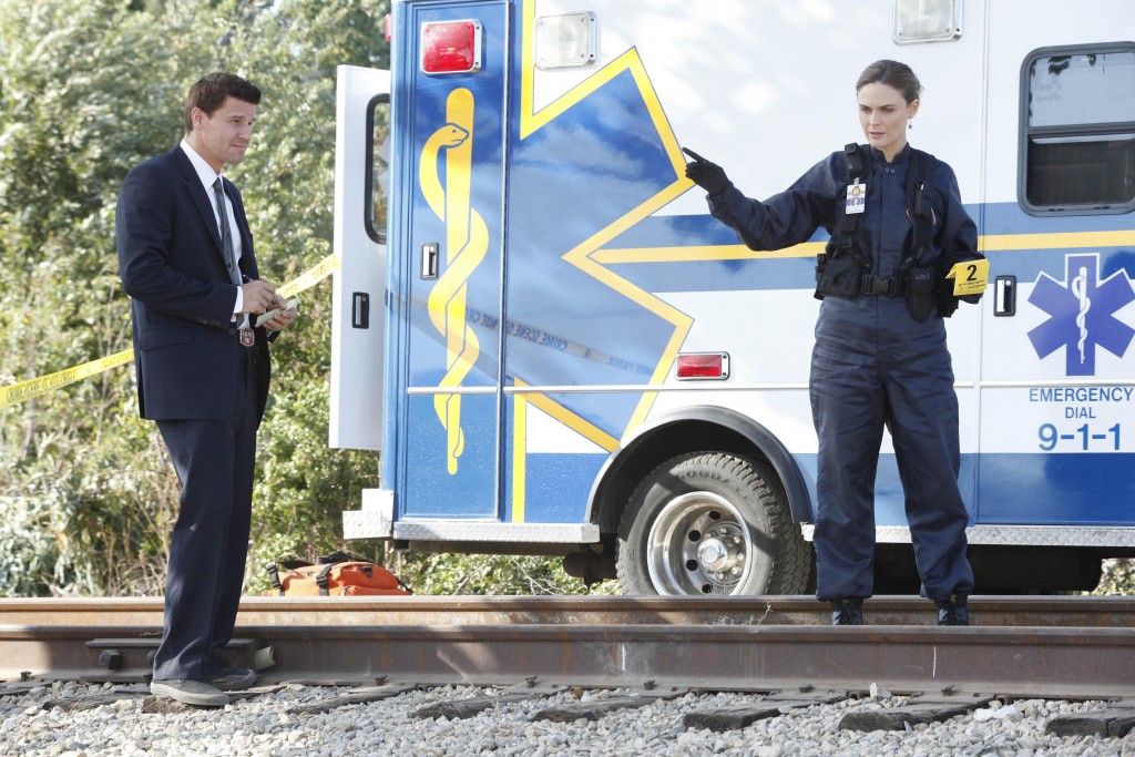Seeley Booth (David Boreanaz) et Temperance Brennan (Emily Deschanel) sur les rails