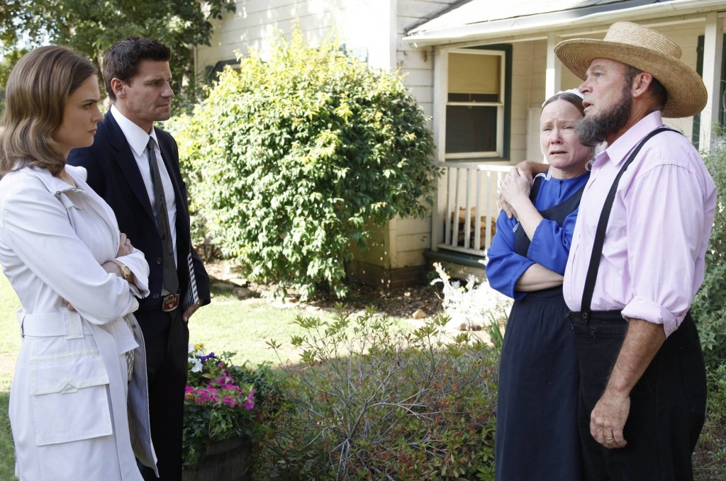 Temperance Brennan (Emily Deschanel), Seeley Booth (David Boreanaz) et les parents de la victime
