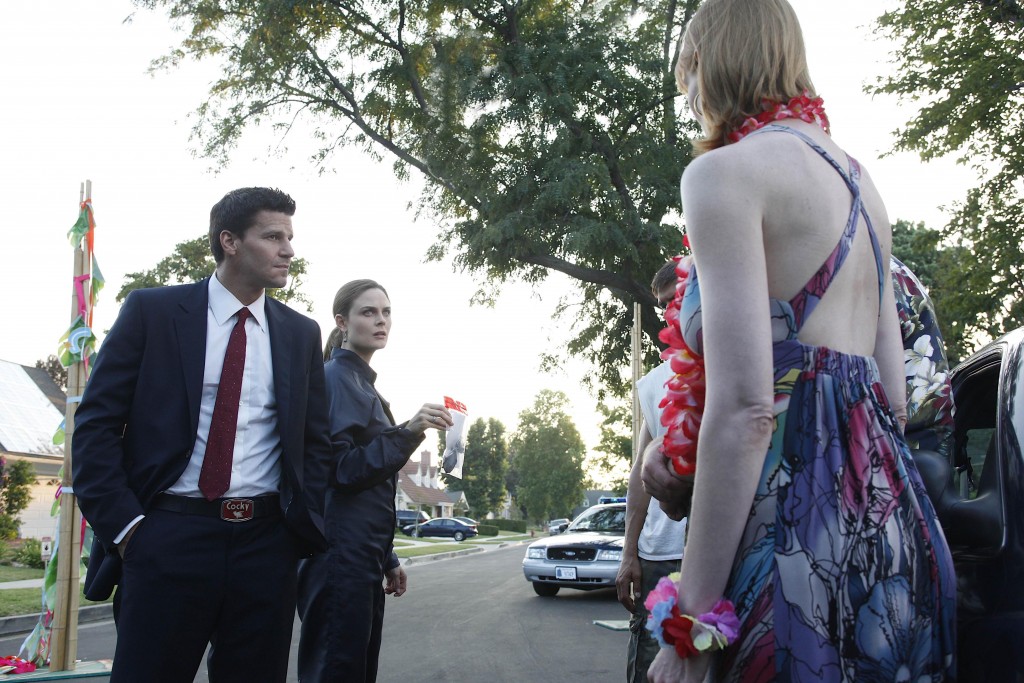 Seeley Booth (David Boreanaz) et Temperance Brennan (Emily Deschanel) parlent aux voisins