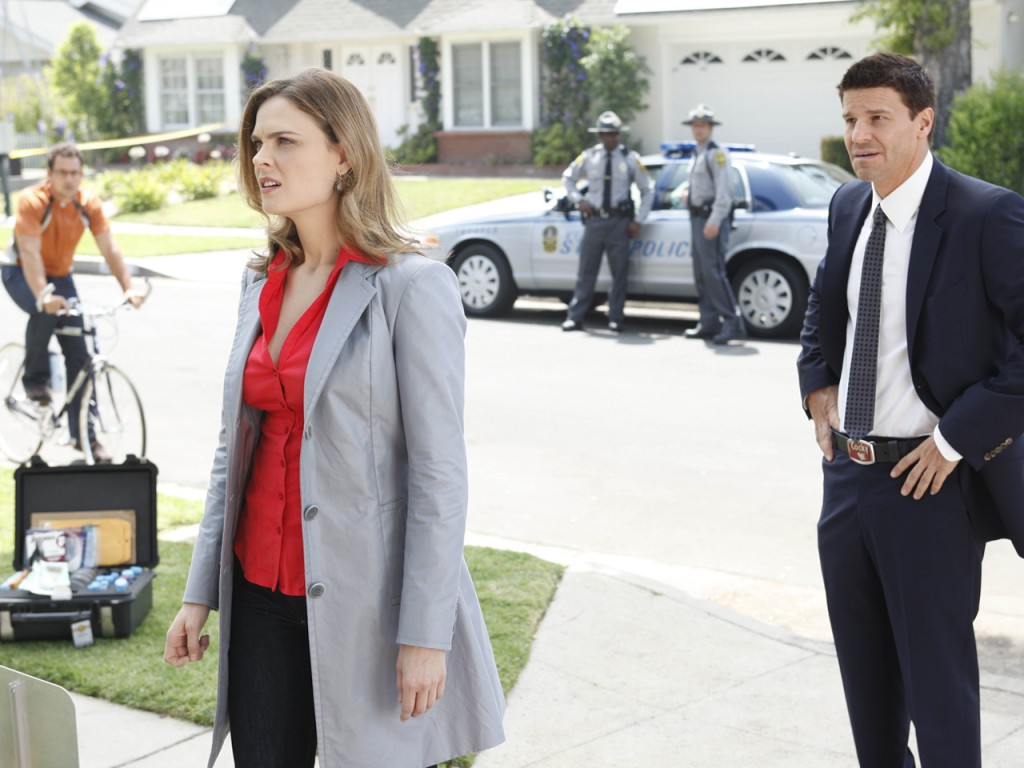 Temperance Brennan (Emily Deschanel) et Seeley Booth (David Boreanaz) dans le quartier